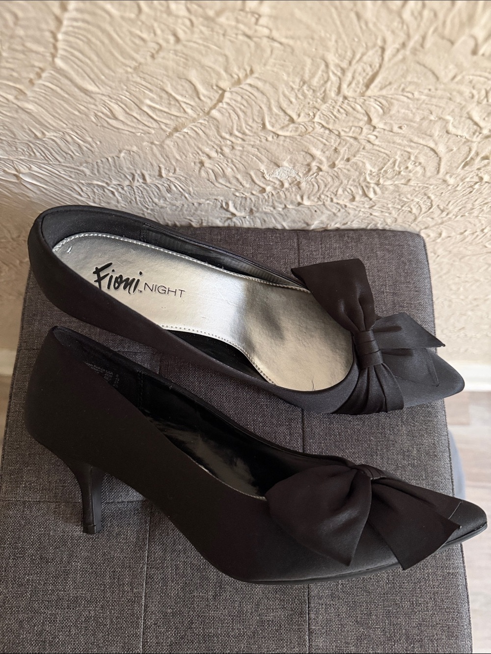 FIONI Clothing Black Pointed-Toe Kitten Heel Pumps with Bow